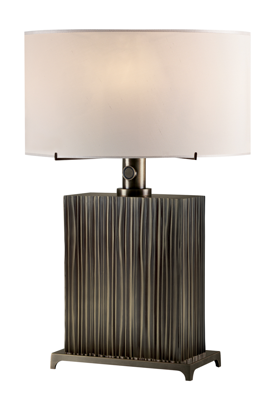 „Eccleston“ ist eine LED-Tischleuchte mit einer Grundstruktur aus Bronze und einem Lampenschirm aus Seide mit handgenähter Borte, aus der „London Collection“ von Promemoria | Promemoria
