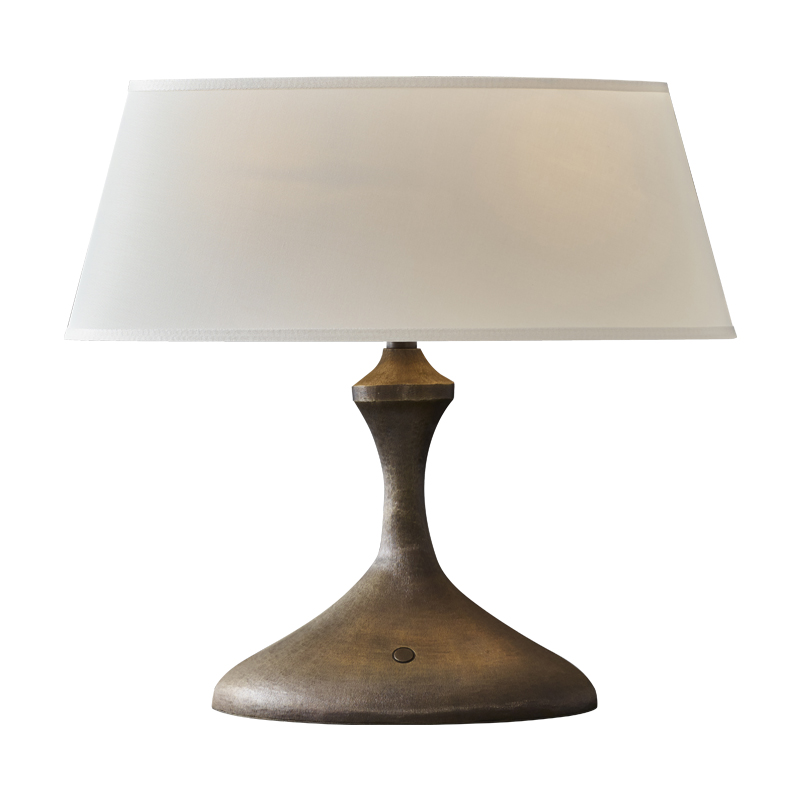 „Elisabeth“ ist eine LED-Tischleuchte in Bronze mit einem Lampenschirm aus Leinen, Baumwolle oder Seide mit handgenähter Borte, aus dem Katalog von Promemoria | Promemoria