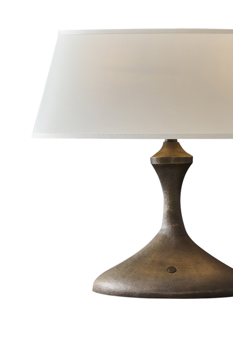 Elisabeth est une lampe LED à poser en bronze, avec un abat-jour en lin, coton ou soie avec bordure cousue main. Ce luminaire figure dans le catalogue Promemoria | Promemoria
