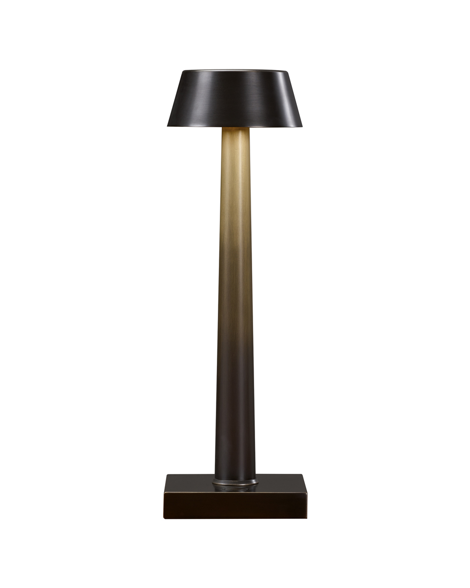 Fiammetta est une lampe LED à poser, sans fil, avec un pied en bronze et un allumage tactile. Ce luminaire figure dans le catalogue Promemoria | Promemoria