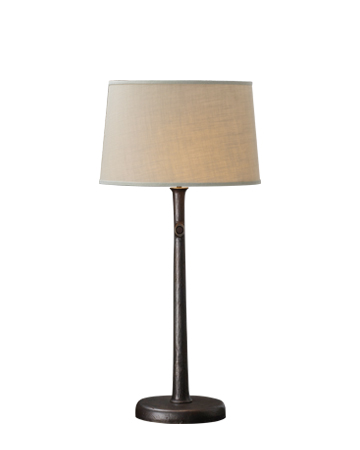 „Françoise“ ist eine LED-Tischleuchte mit Grundstruktur aus Bronze und einem Lampenschirm aus Leinen, Baumwolle oder Seide mit handgenähter Borte, aus dem Katalog von Promemoria | Promemoria
