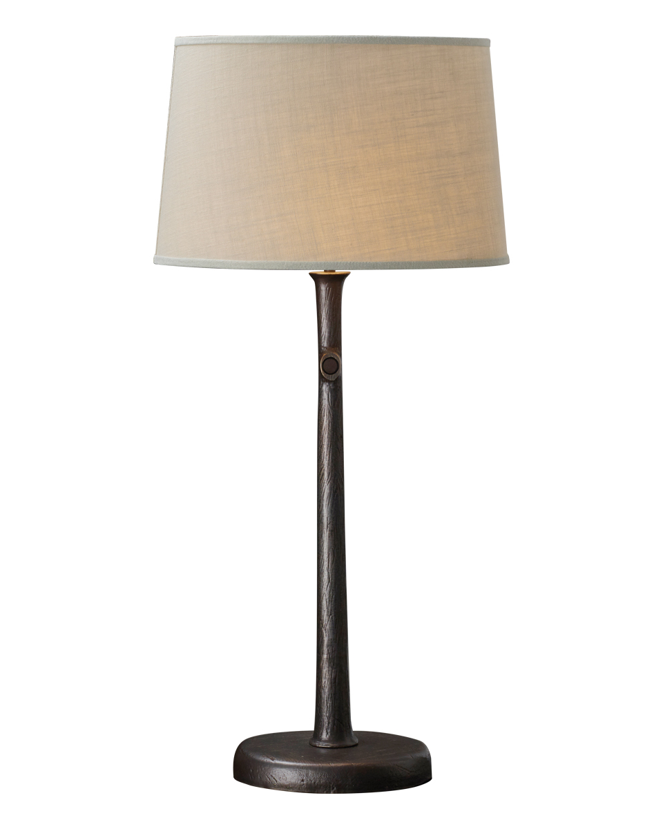 „Françoise“ ist eine LED-Tischleuchte mit Grundstruktur aus Bronze und einem Lampenschirm aus Leinen, Baumwolle oder Seide mit handgenähter Borte, aus dem Katalog von Promemoria | Promemoria