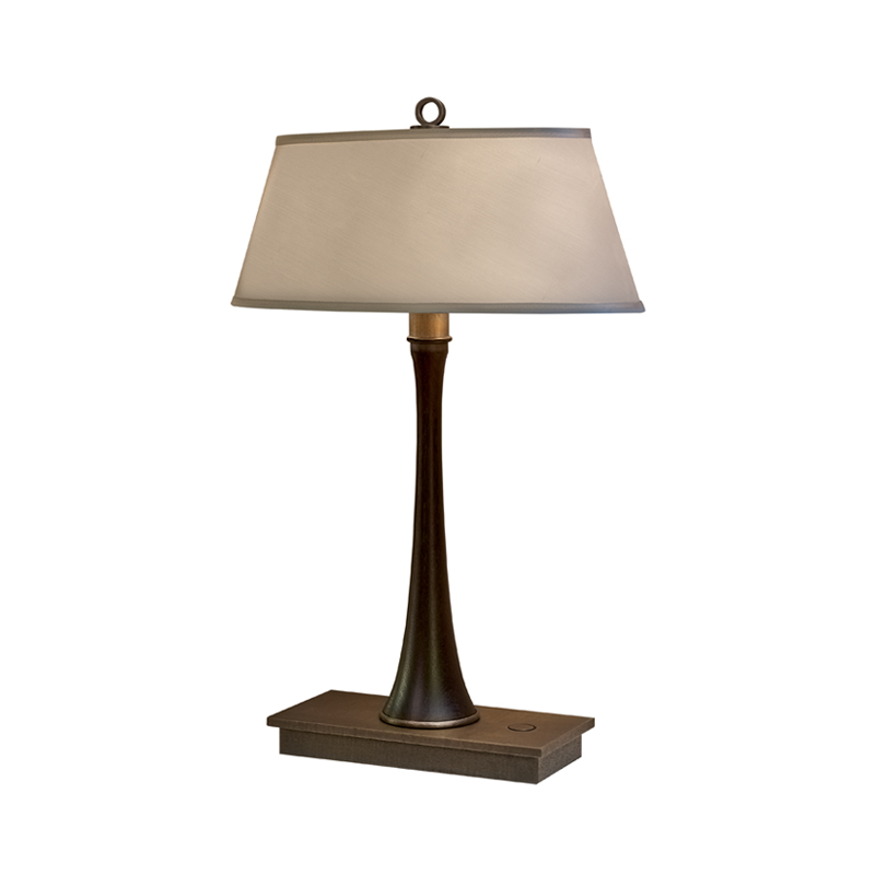 Geraldine è una lampada da tavolo a LED con struttura in legno, base in bronzo e paralume in lino, cotone o seta bordata a mano, del catalogo di Promemoria | Promemoria