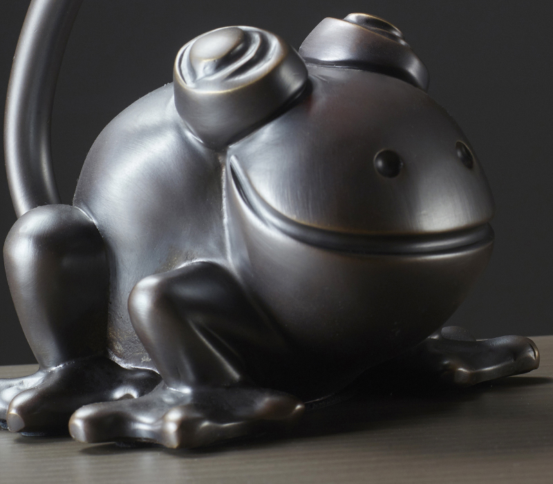 Grenouille LED灯可兼作床头灯，灯罩以穆拉诺玻璃制成，灯座细节详见Promemoria产品目录|Promemoria
