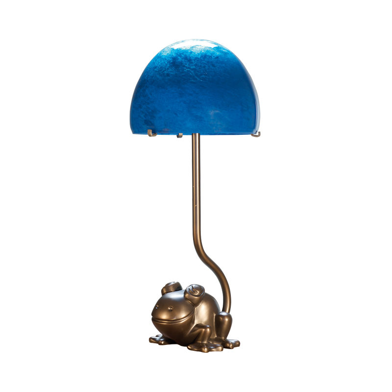 Grenouille è una lampada da tavolo e comodino a LED con paralume in vetro di Murano, del catalogo di Promemoria | Promemoria