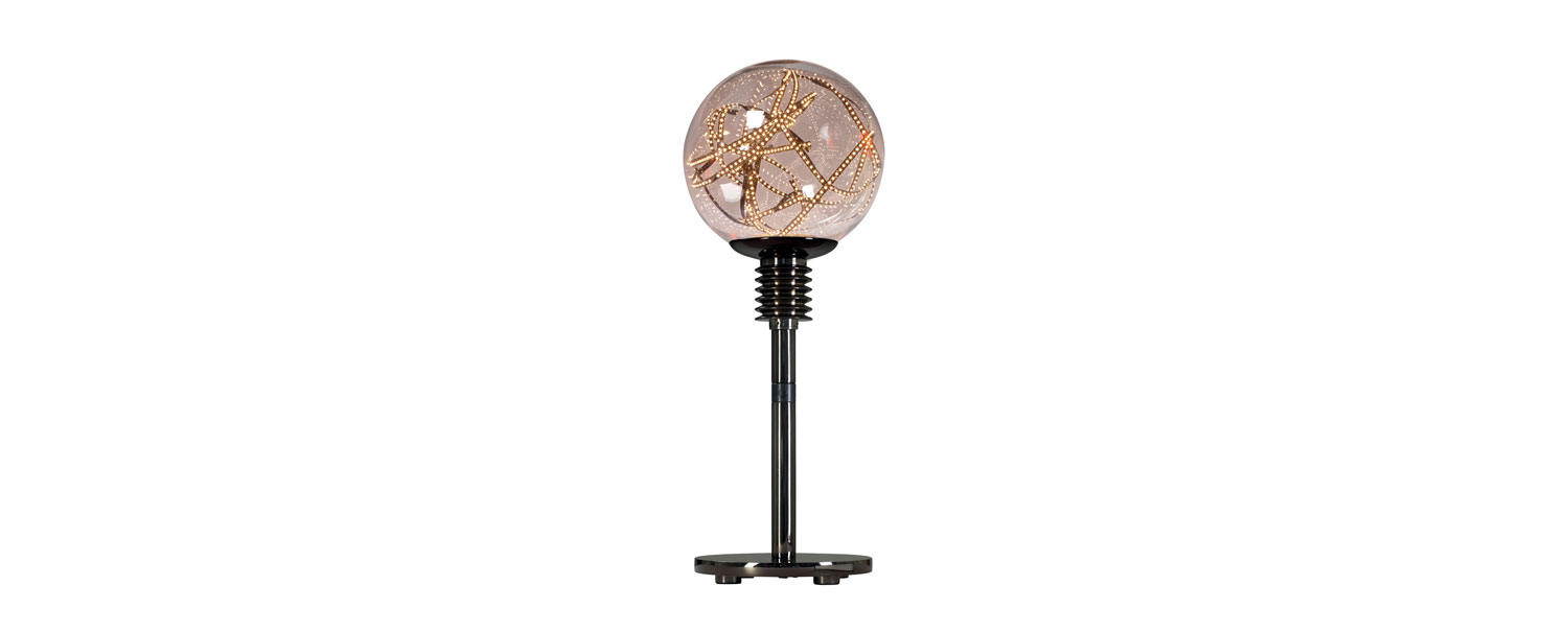 /mediaHiggs%20è%20una%20lampada%20da%20tavolo%20a%20LED%20in%20metallo%20con%20diffusore%20in%20vetro%20di%20Murano%20disponibile%20in%20diversi%20colori,%20disegnata%20da%20Castiglioni%20del%20catalogo%20di%20Promemoria%20|%20Promemoria