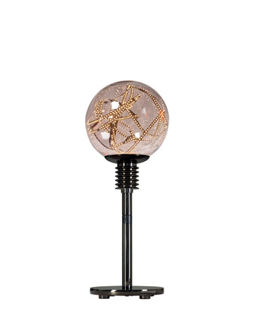 Higgs è una lampada da tavolo a LED in metallo con diffusore in vetro di Murano disponibile in diversi colori, disegnata da Castiglioni del catalogo di Promemoria | Promemoria