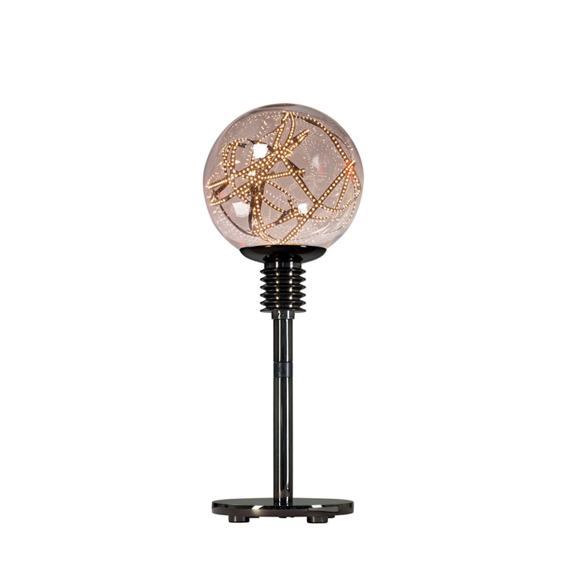 Higgs è una lampada da tavolo a LED in metallo con diffusore in vetro di Murano disponibile in diversi colori, disegnata da Castiglioni del catalogo di Promemoria | Promemoria