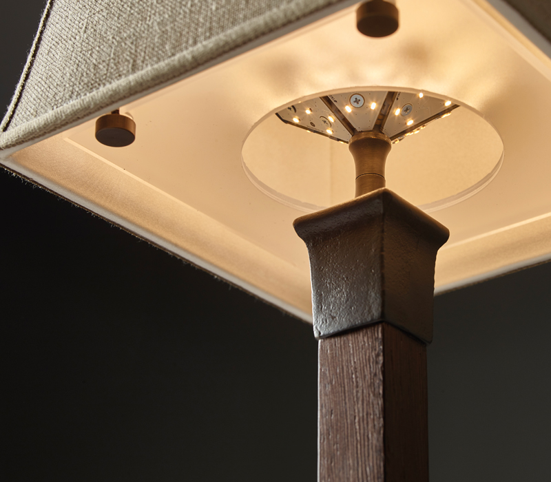 Dettaglio di Ida, lampada da tavolo a LED con struttura in wengè, dettaglio in bronzo e paralume in lino, cotone o seta bordata a mano, del catalogo di Promemoria | Promemoria