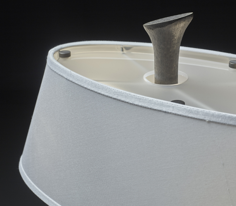Detailansicht von „Lilì“, LED-Tischleuchte mit Grundstruktur aus Bronze und Lampenschirm aus Leinen, Baumwolle oder Seide mit handgenähter Borte, aus dem Katalog von Promemoria | Promemoria