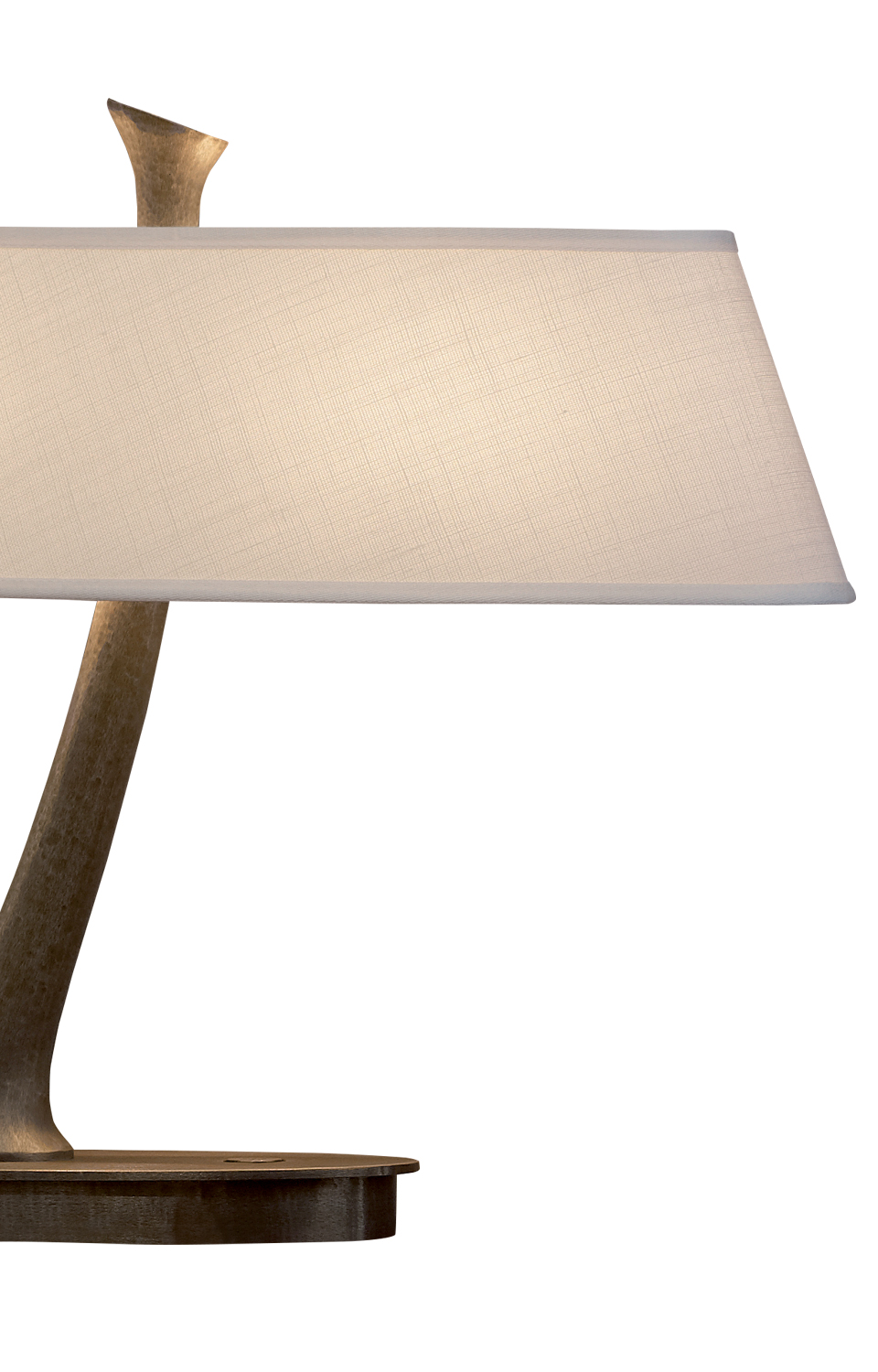 „Lilì“ ist eine LED-Tischleuchte mit Grundstruktur aus Bronze und Lampenschirm aus Leinen, Baumwolle oder Seide mit handgenähter Borte, aus dem Katalog von Promemoria | Promemoria