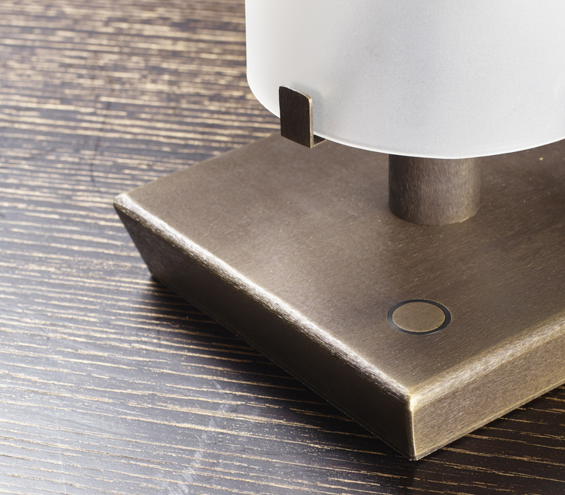 Dettaglio di Marguerite, lampada da tavolo con struttura in bronzo e paralume in vetro, del catalogo di Promemoria | Promemoria