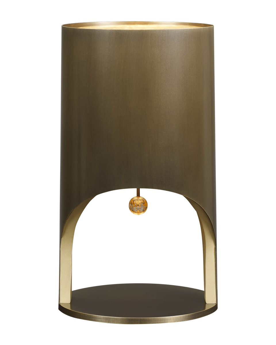 „Mimì“ ist eine Tischleuchte mit einer Grundstruktur aus Bronze und einem Anhänger aus Muranoglas, aus der „Capsule Collection“ von Bruno Moinard für Promemoria | Promemoria