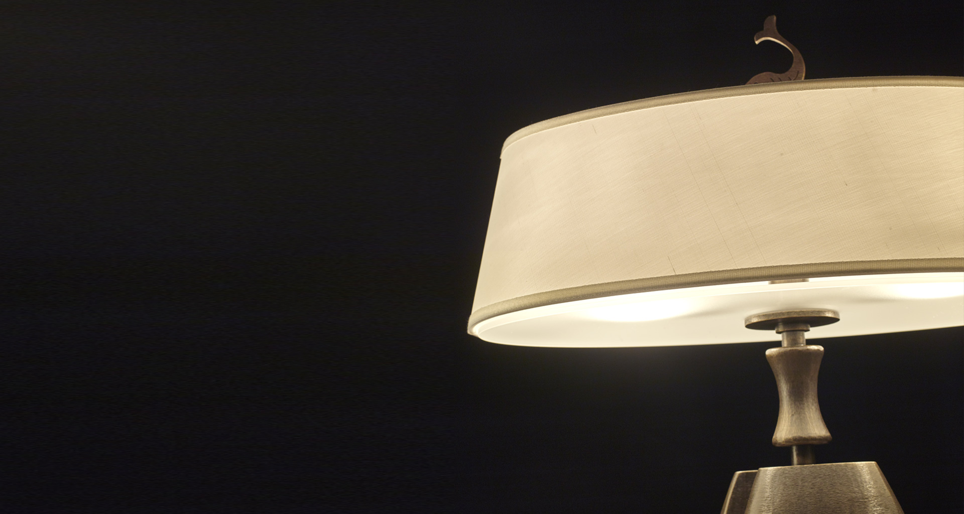 Misultin è una lampada da tavolo a LED con struttura in bronzo e paralume in lino, cotone o seta bordata a mano, del catalogo di Promemoria | Promemoria
