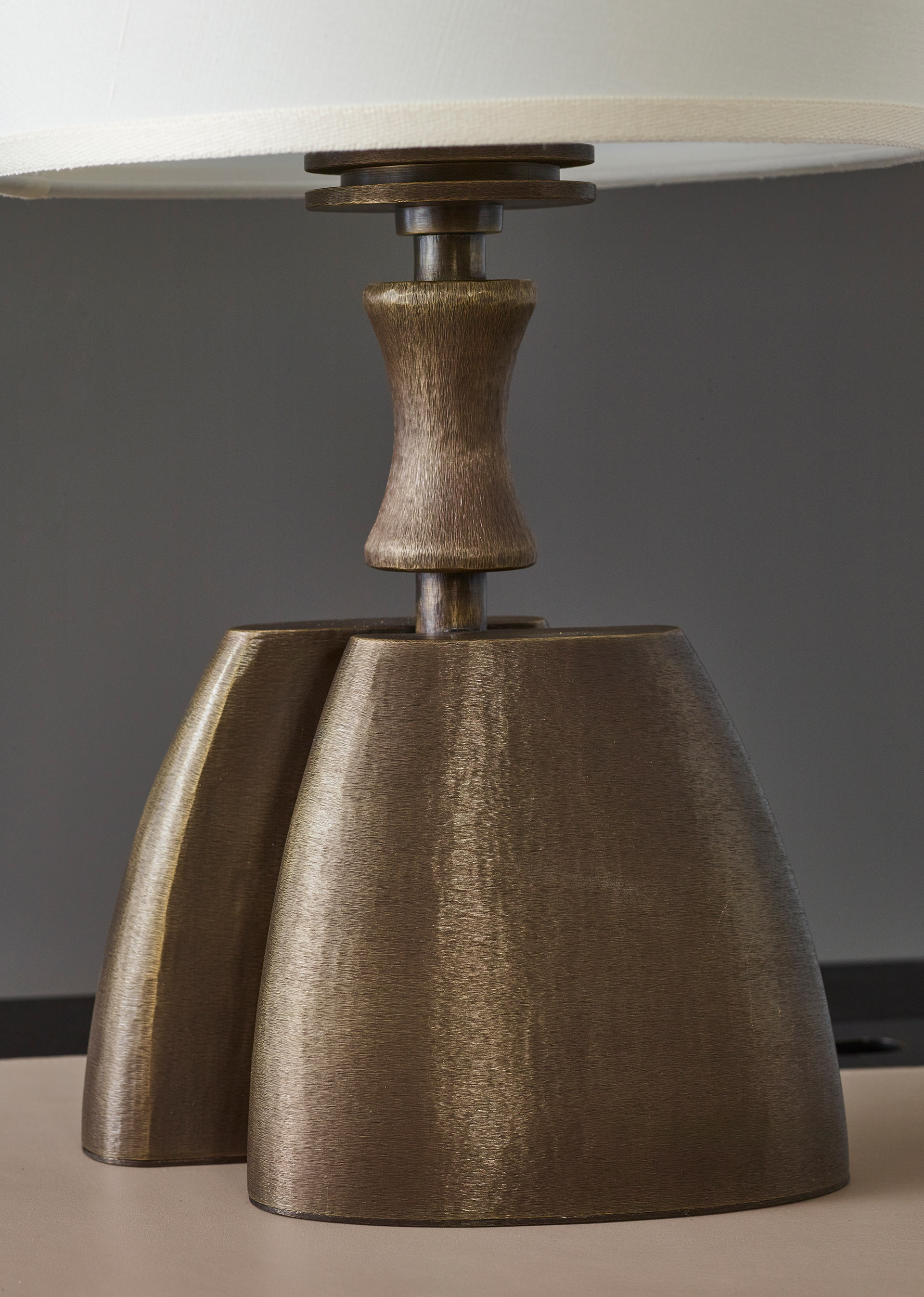 Dettaglio della base di Misultin, lampada da tavolo a LED con struttura in bronzo e paralume in lino, cotone o seta bordata a mano, del catalogo di Promemoria | Promemoria