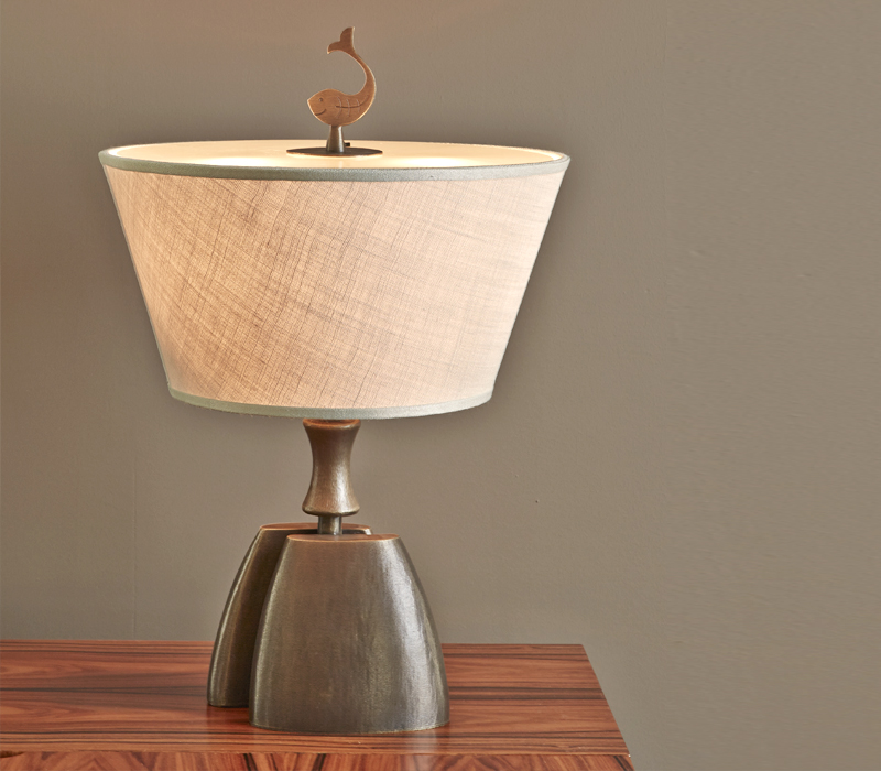 „Misultin“ ist eine LED-Tischleuchte mit Grundstruktur aus Bronze und Lampenschirm aus Leinen, Baumwolle oder Seide mit handgenähter Borte, aus dem Katalog von Promemoria | Promemoria