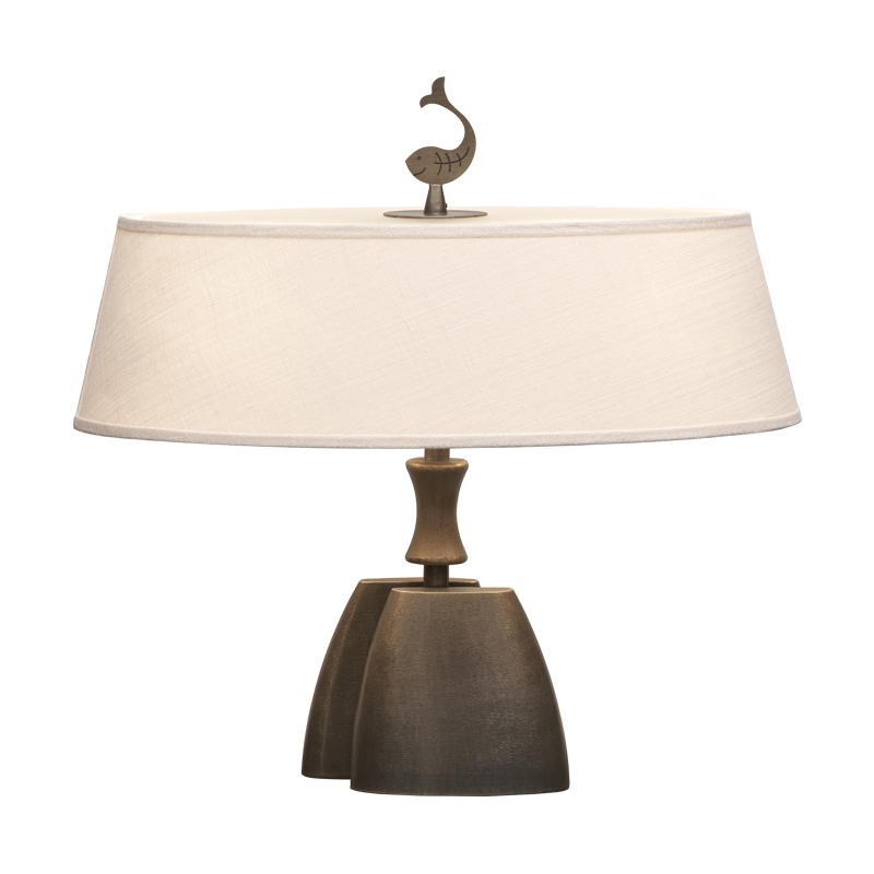 Misultin est une lampe LED à poser, avec un pied en bronze et un abat-jour en lin, coton ou soie avec bordure cousue main. Ce luminaire figure dans le catalogue Promemoria | Promemoria
