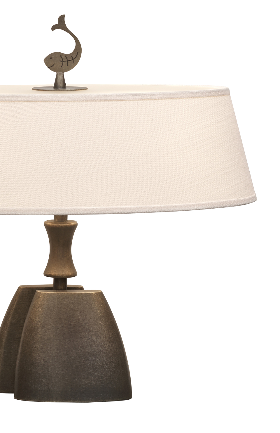 Misultin est une lampe LED à poser, avec un pied en bronze et un abat-jour en lin, coton ou soie avec bordure cousue main. Ce luminaire figure dans le catalogue Promemoria | Promemoria
