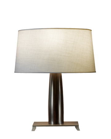 Pia è una lampada da tavolo con struttura in legno o rivestita in pelle con base in bronzo e paralume bordato a mano, del catalogo di Promemoria | Promemoria