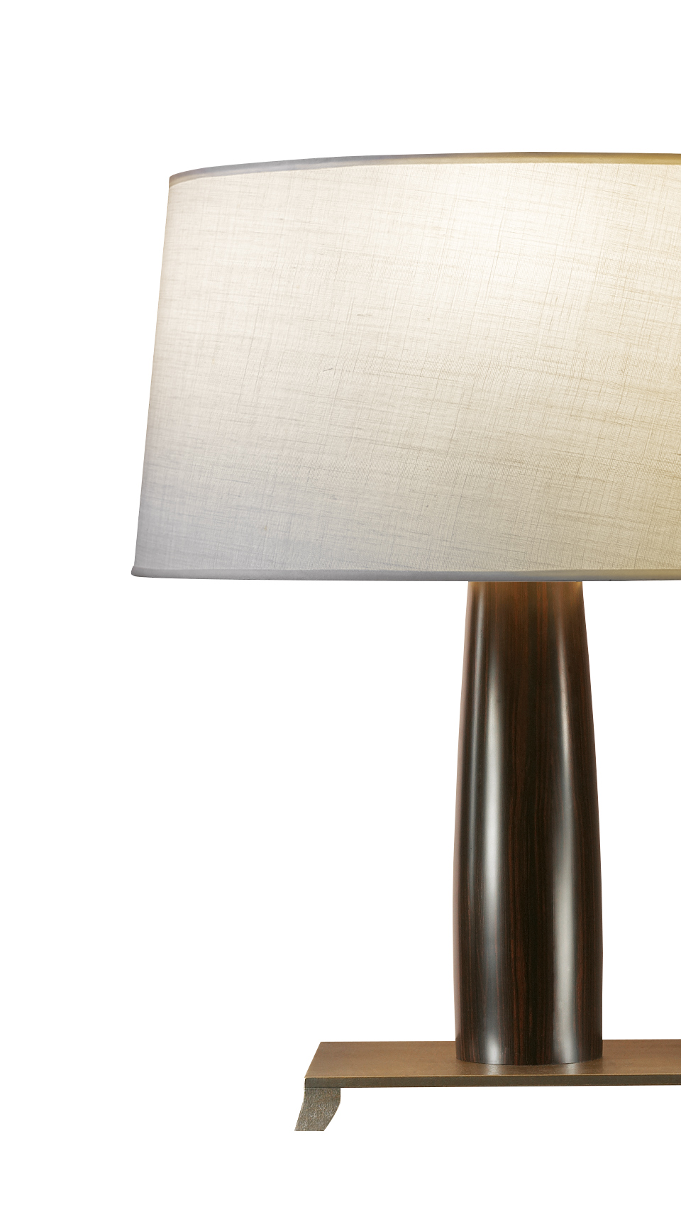 „Pia“ ist eine LED-Tischleuchte mit einer Grundstruktur aus Holz oder mit Lederbezug, einem Sockel aus Bronze und einem Lampenschirm mit handgenähter Borte, aus dem Katalog von Promemoria | Promemoria