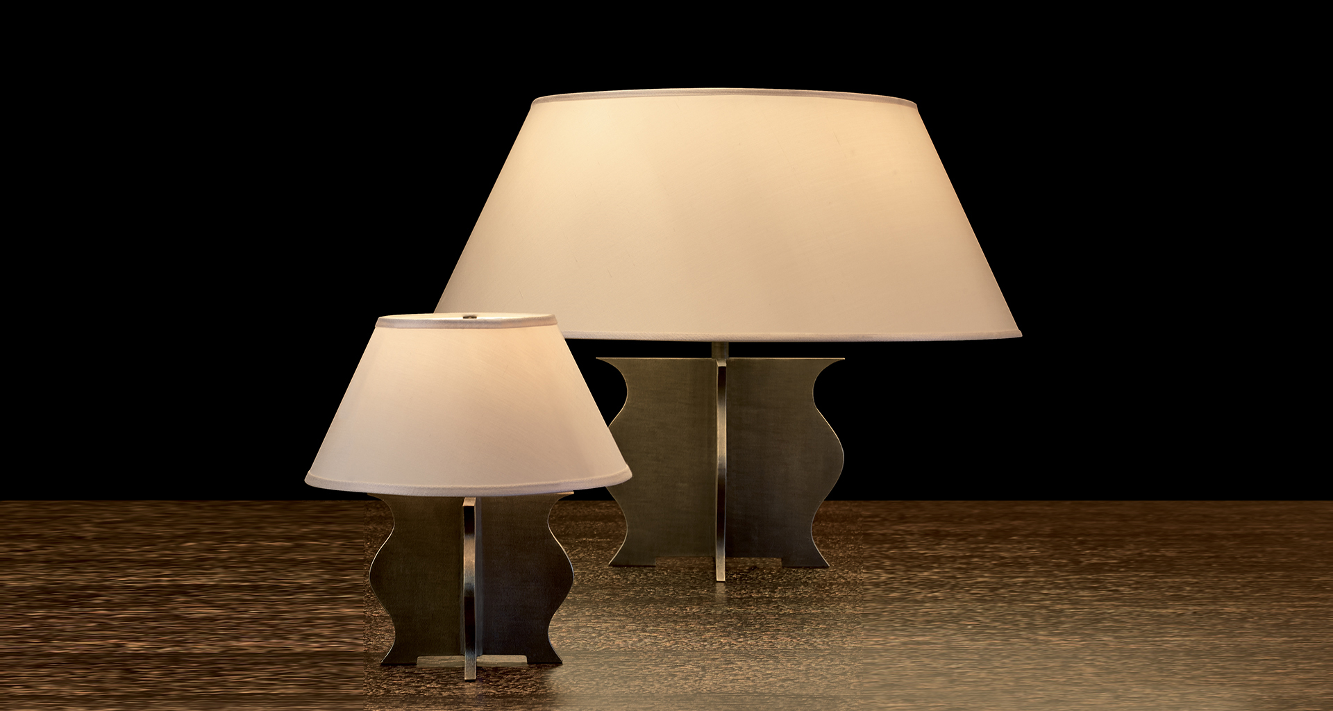 Renè è una lampada da tavolo e comodino a LED con struttura in bronzo, diffusori in metacrilato e paralume in lino, cotone o seta bordata a mano, del catalogo di Promemoria | Promemoria