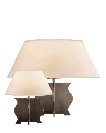 Renè è una lampada da tavolo e comodino a LED con struttura in bronzo, diffusori in metacrilato e paralume in lino, cotone o seta bordata a mano, del catalogo di Promemoria | Promemoria