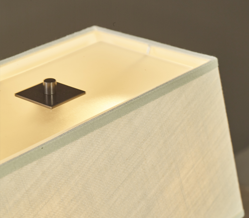 Dettaglio del paralume di Warry Bronzo, lampada da tavolo a LED con struttura in bronzo e paralume in lino, cotone o seta bordata a mano, del catalogo di Promemoria | Promemoria