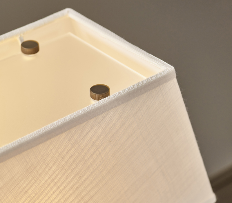 Dettaglio del paralume di Warry, lampada da tavolo a LED con struttura in legno, dettagli in bronzo e paralume in lino, cotone o seta bordata a mano, del catalogo di Promemoria | Promemoria