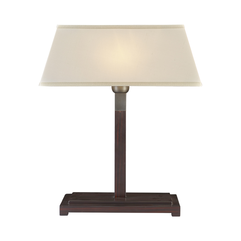 Warry est une lampe LED à poser, avec un pied en bois, des finitions en bronze et un abat-jour en lin, coton ou soie avec bordure cousue main. Ce luminaire figure dans le catalogue Promemoria | Promemoria