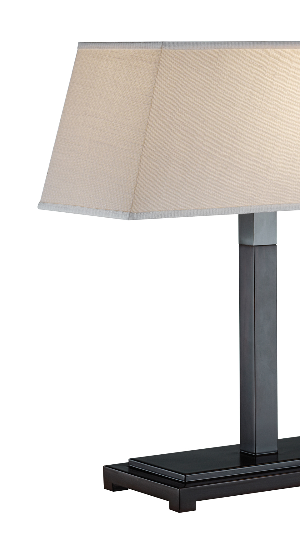 „Warry“ ist eine LED-Tischleuchte mit Grundstruktur aus Holz, Details aus Bronze und Lampenschirm aus Leinen, Baumwolle oder Seide mit handgenähter Borte, aus dem Katalog von Promemoria | Promemoria