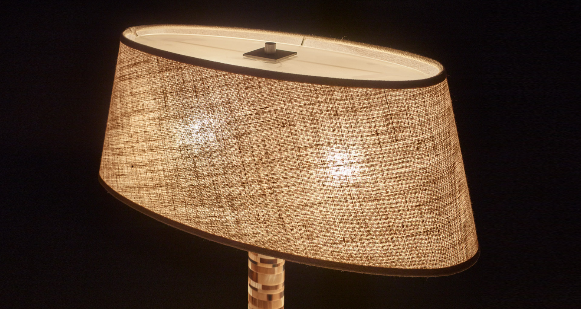 Dettaglio del paralume di Zebù, lampada da tavolo a LED con struttura in corno, base e dettagli in bronzo e paralume in lino, cottone o seta, del catalogo di Promemoria | Promemoria