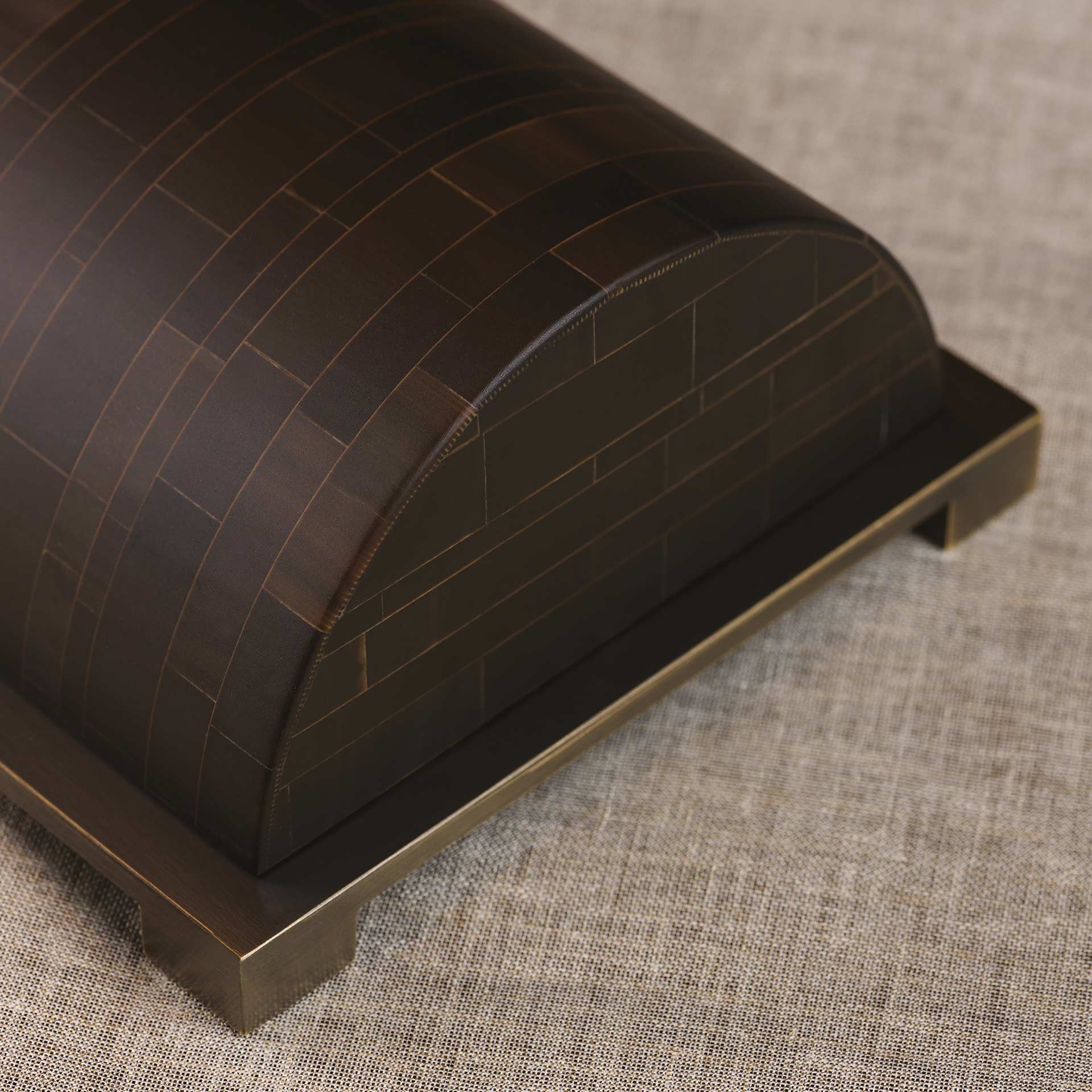 Dettaglio della base di Zebù, lampada da tavolo a LED con struttura in corno, base e dettagli in bronzo e paralume in lino, cottone o seta, del catalogo di Promemoria | Promemoria