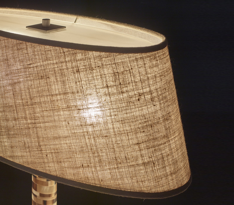 Dettaglio del paralume di Zebù, lampada da tavolo a LED con struttura in corno, base e dettagli in bronzo e paralume in lino, cottone o seta, del catalogo di Promemoria | Promemoria