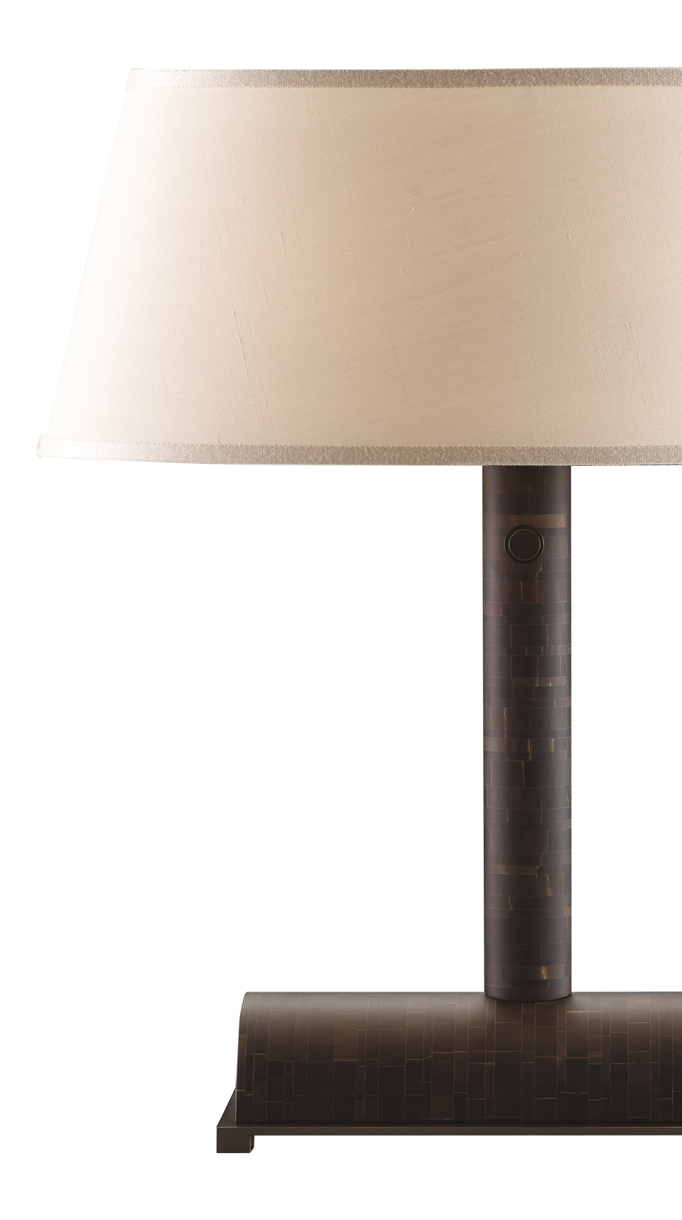 Zebù è una lampada da tavolo a LED con struttura in corno, base e dettagli in bronzo e paralume in lino, cottone o seta, del catalogo di Promemoria | Promemoria