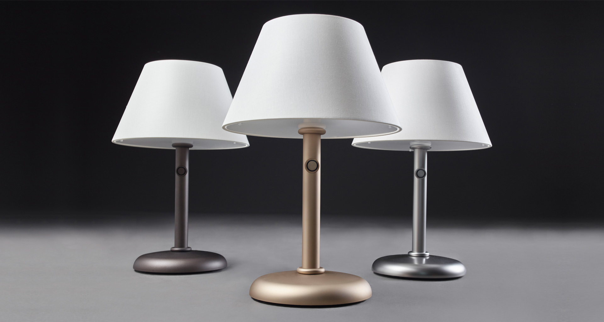 Zip.ico is a LED WiFi table lamp in alluminum with cotton lampshade and methacrylate diffusers, controlled using the Apple Home Kit app, from Promemoria's catalogue | Promemoria