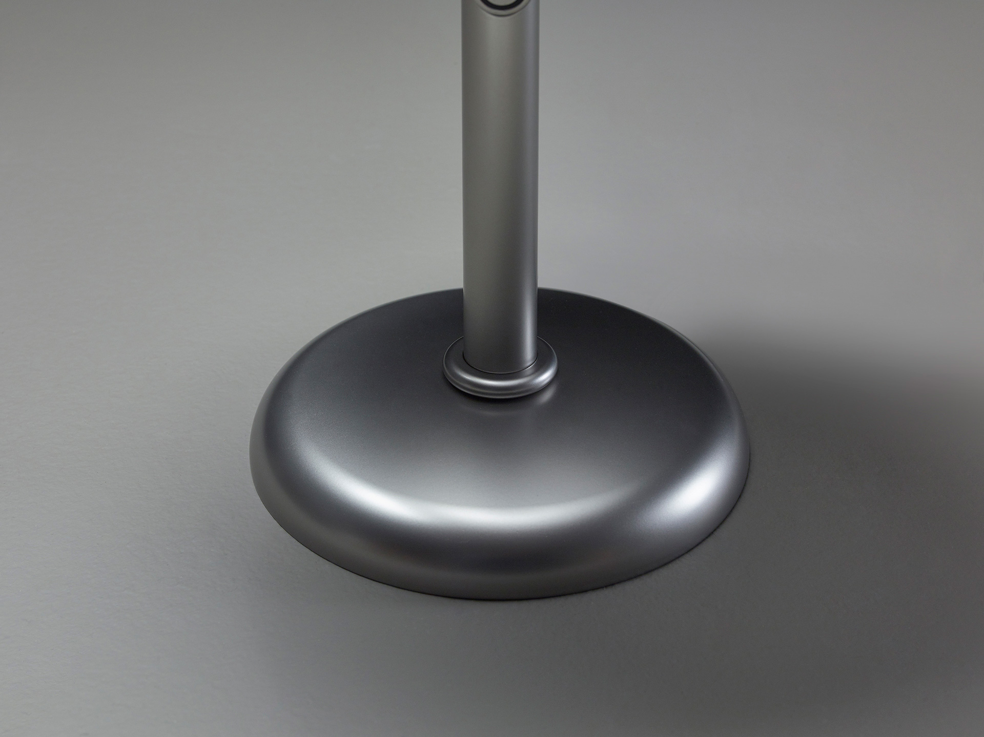 Dettaglio della base di Zip.ico, lampada a LED wifi in aluminio con difusori in metacrilato e paralume in cotone, controllata tramite Apple HomeKit, del catalogo di Promemoria | Promemoria