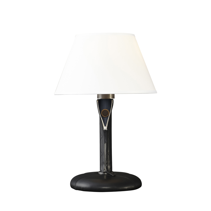 Zip è una lampada da tavolo a LED con struttura in legno o rivestita in pelle e tessuto con dettagli in bronzo e paralume in lino, cotone o seta con bordo fatto a mano, del catalogo di Promemoria | Promemoria
