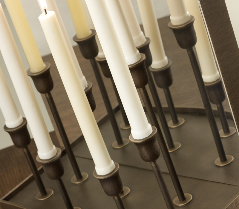 Dettaglio di Candelabro, lampada da parete a LED in bronzo e cromo con specchio e candele, del catalogo di Promemoria | Promemoria