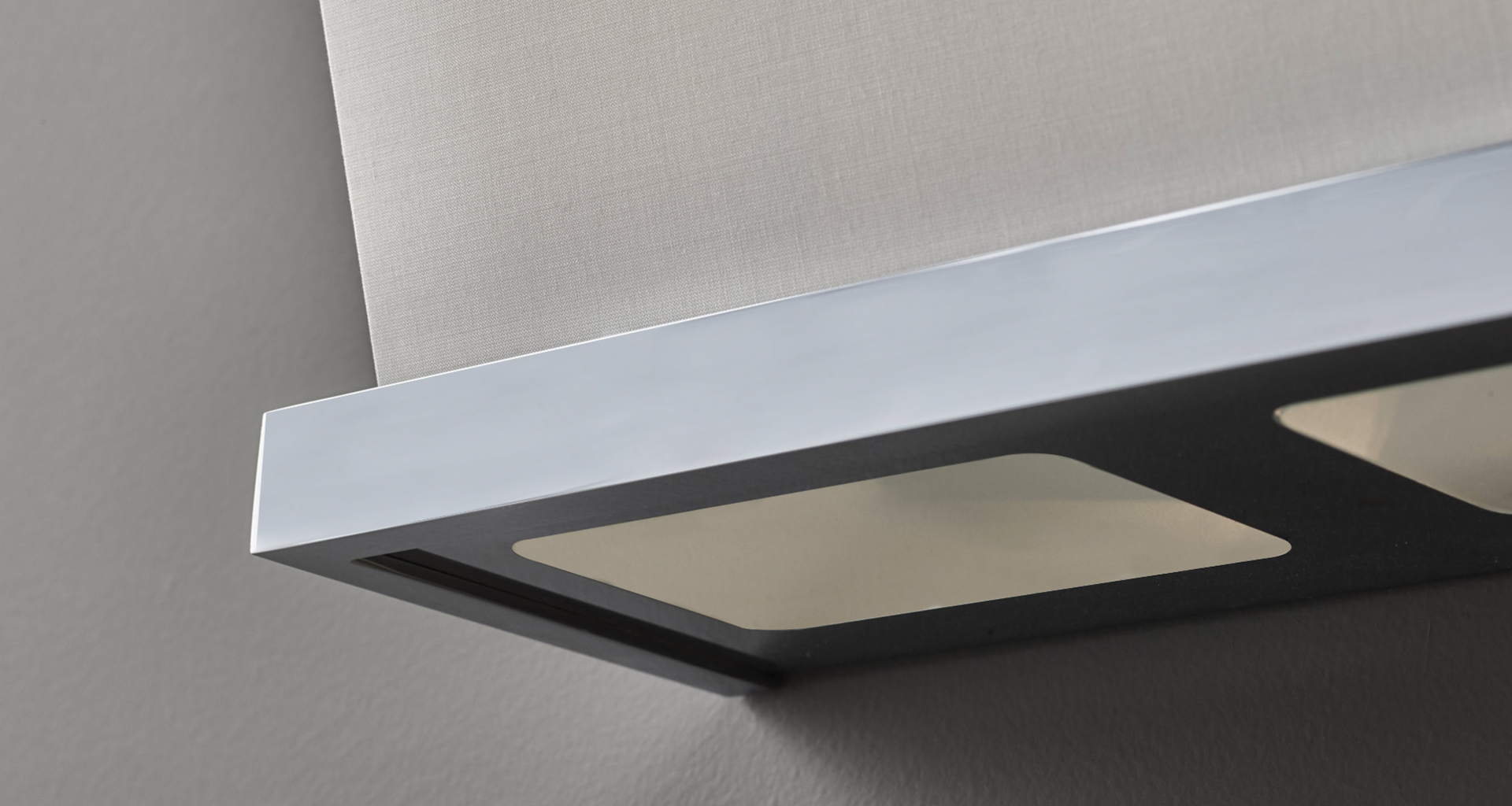 Dettaglio di Colette, lampada da parete a LED in bronzo, nichel o cromo con paralume in lino, cotone o con bordo fatto a mano, del catalogo di Promemoria | Promemoria
