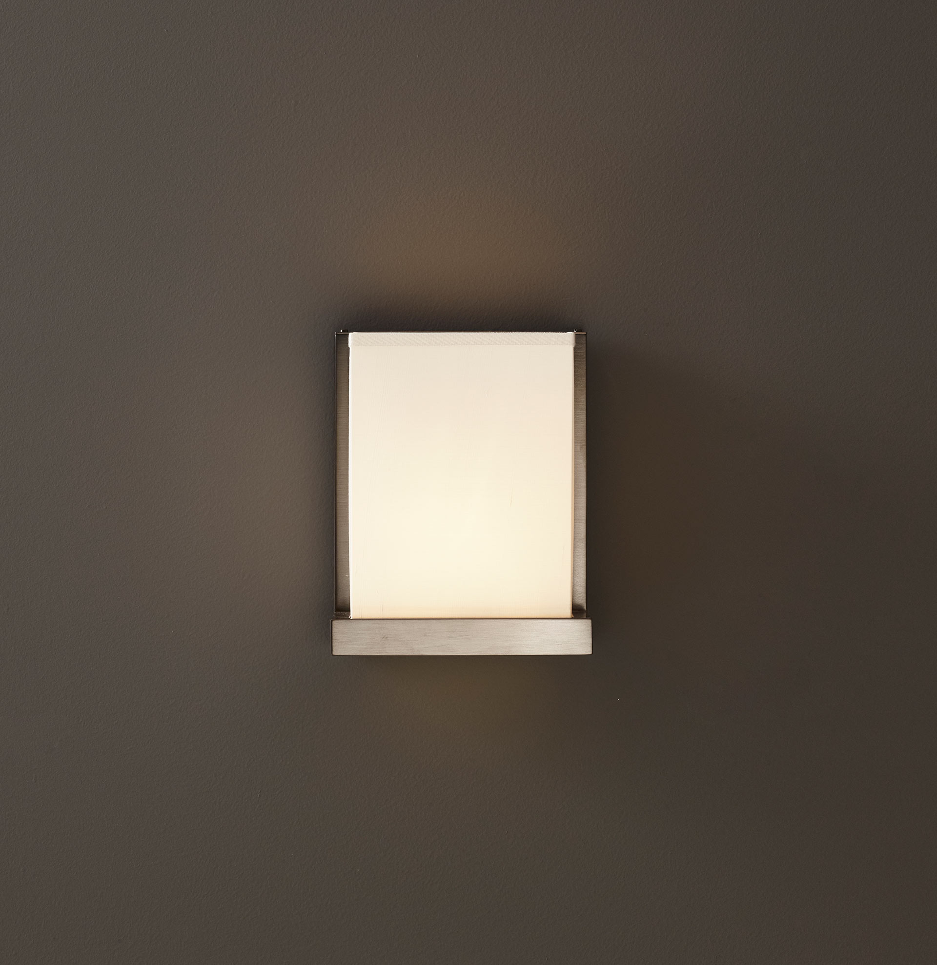 Colette è una lampada da parete a LED in bronzo, nichel o cromo con paralume in lino, cotone o con bordo fatto a mano, del catalogo di Promemoria | Promemoria