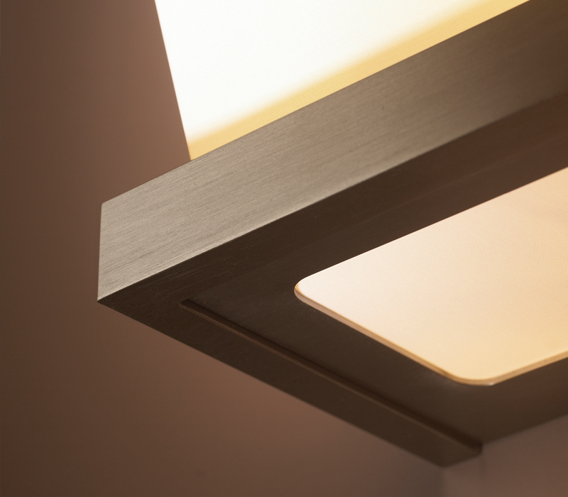 Détail de Colette, applique murale LED en bronze, nickel ou chrome, avec un abat-jour en lin, coton ou soie avec bordure cousue main. Ce luminaire figure dans le catalogue Promemoria | Promemoria
