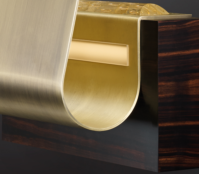 Dettaglio di Dodoma, lampada da parete in legno con un paralume esterno in bronzo e uno interno in ottone, della Capsule Collection di Bruno Moinard di Promemoria | Promemoria