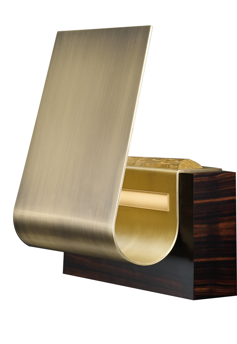 Dodoma è una lampada da parete in legno con un paralume esterno in bronzo e uno interno in ottone, della Capsule Collection di Bruno Moinard di Promemoria | Promemoria