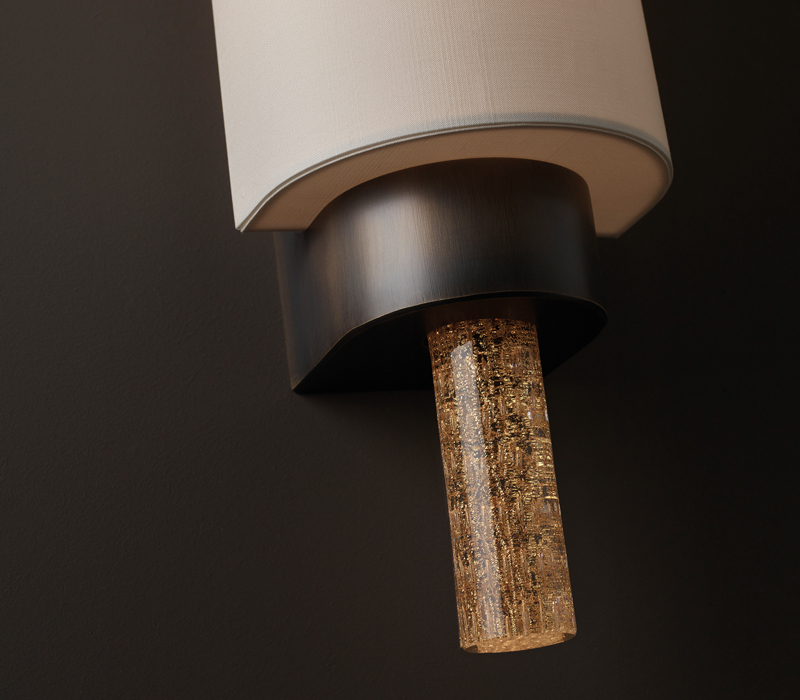 Dettaglio di Francis, lampada da parete a LED in bronzo con paralume in lino, cotone o seta con bordo fatto a mano e dettagli in vetro di Murano, della collezione Amaranthine Tales di Promemoria | Promemoria