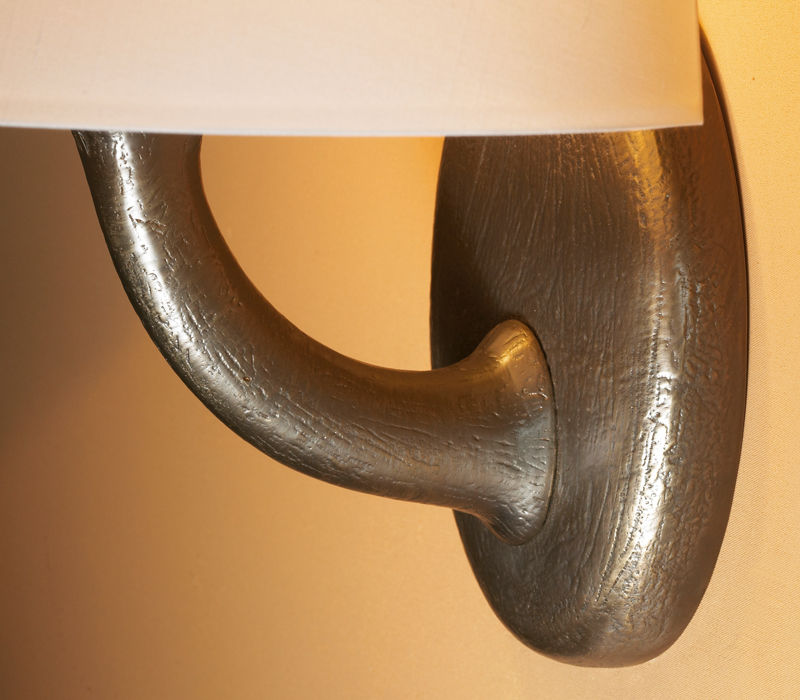 Detaglio di Françoise, lampada da parete a LED in bronzo con paralume in lino, cotone o con bordo fatto a mano, del catalogo di Promemoria | Promemoria