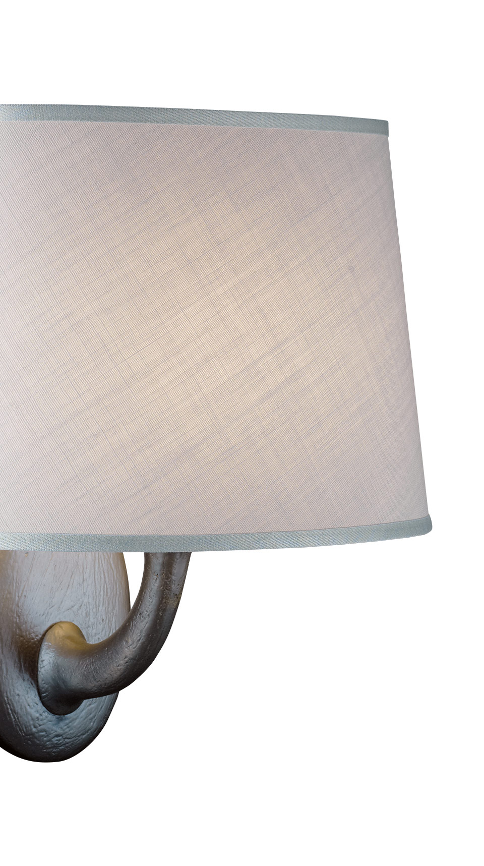 Detaglio di Françoise, lampada da parete a LED in bronzo con paralume in lino, cotone o con bordo fatto a mano, del catalogo di Promemoria | Promemoria