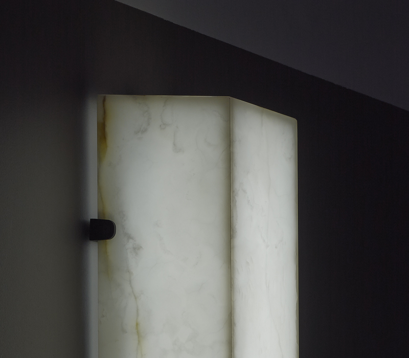 Dettaglio di Karina, lampada da parete a LED in bronzo e onice, del catalogo di Promemoria | Promemoria