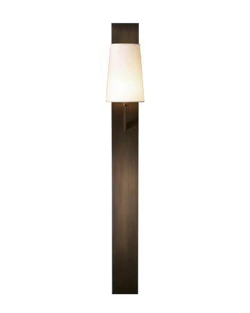„Rosa“ ist eine LED-Wandleuchte aus Bronze mit einem Lampenschirm aus Leinen, Baumwolle oder Seide mit handgenähter Borte, aus dem Katalog von Promemoria | Promemoria