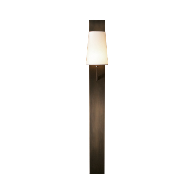 Rosa — настенная лампа из бронзы, с абажуром изо льна, хлопка или шелка с ручной окантовкой из каталога Promemoria | Promemoria