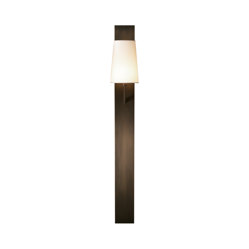 Rosa è una lampada da parete a LED in bronzo con paralume in lino, cotone o seta con bordo fatto a mano, del catalogo di Promemoria | Promemoria